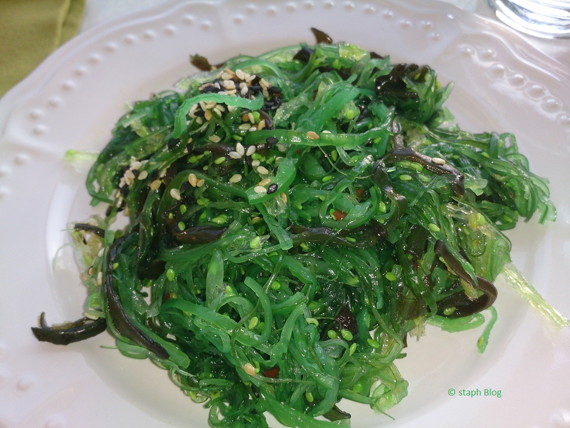 Algensalat mit grüner Gurke und Sesam aus dem Asia-Imbiss