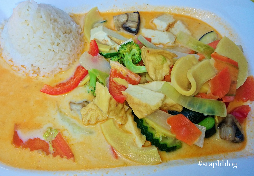 Curry-Tofu in Kokosmilch im Asia-Bistro