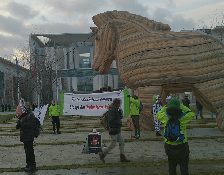 Trojanisches Pferd vor dem Bundeskanzlerinnenamt in Berlin bei einer Demonstration gegen TTIP. Foto C. May